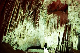 Thăm động “cầu được ước thấy”