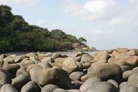 “Củ khoai” khổng lồ giữa biển cả