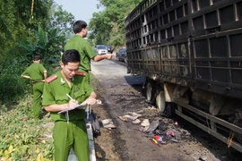 Ô tô tải chở hàng bốc cháy