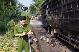 Ô tô tải chở hàng bốc cháy