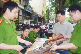 Nhân dân tích cực thu hồi vũ khí, vật liệu nổ