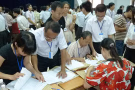 Băn khoăn khi bỏ điểm sàn