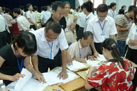 Băn khoăn khi bỏ điểm sàn