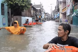 Manila tê liệt vì nước lụt