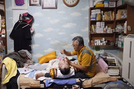 Chuyện quanh chiếc “thùng nhận trẻ bỏ rơi”