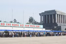 10.000 lượt khách xếp hàng viếng Bác để kể cho Người nghe về tình hình Biển Đông