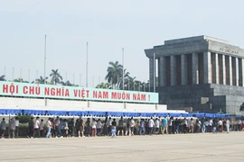 10.000 lượt khách xếp hàng viếng Bác để kể cho Người nghe về tình hình Biển Đông