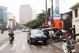 Điểm rửa xe lấn đường ngay cạnh Đội Thanh tra giao thông