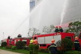 Diễn tập chữa cháy tại tòa nhà cao nhất thành phố