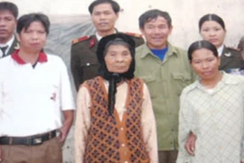 Cảm động câu chuyện về hành trình gian nan tìm lại cha mẹ đẻ cho con nuôi 