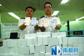 Giấu 8 chiếc iPhone 6 trong quần lót
