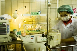 Cấp máy thở cho 4 bệnh viện quá tải bệnh nhi