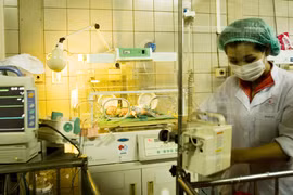 Cấp máy thở cho 4 bệnh viện quá tải bệnh nhi