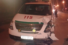 Xe cấp cứu đâm xe máy, 3 người nguy kịch