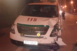 Xe cấp cứu đâm xe máy, 3 người nguy kịch