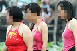 Xin đừng “làm khổ” hoa sen