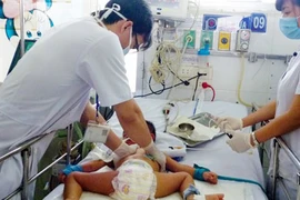 Nhét viên than vào miệng cháu bé làm cháu bé tử vong, chú ruột phạm tội gì?