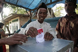 Bầu cử Tổng thống Indonesia: Cả hai ứng viên tuyên bố thắng cử