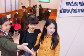 Đăng ký cấp hộ chiếu qua mạng Internet tại Công an Hà Nội: Người dân phấn khởi