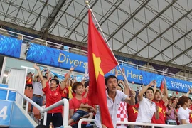 Cộng đồng người Việt cổ vũ cuồng nhiệt