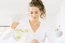 Nên uống nước chanh mỗi sáng