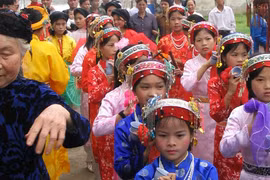 Tết kém vui vì tiếng Việt không sõi