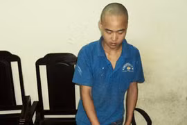 Kẻ giết người đồng tính cạo trọc đầu trốn vào chùa bị phát hiện từ một đôi giày lạ ở hiện trường