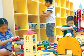 Gắp cục pin đồng hồ từ lỗ mũi trẻ