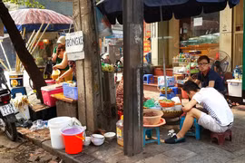 Hồn nhiên cho thuê, “bán” cả vỉa hè