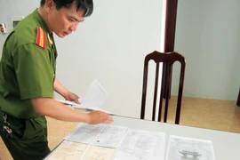 Cán bộ tuyển sinh... làm bằng giả