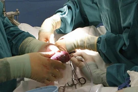 Tình trạng người nghèo bán thận mưu sinh ở miền tây Nam bộ: Ai giúp chuộc lại thận cho con tôi?