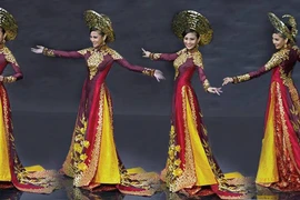 Cuộc thi thiết kế lễ phục Nhà nước: Rập rình bên bờ phá sản