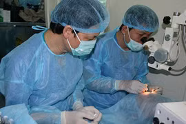 Nguy cơ hỏng mắt khi sử dụng kính áp tròng xuyên thấu