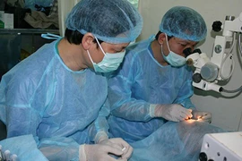 Nguy cơ hỏng mắt khi sử dụng kính áp tròng xuyên thấu