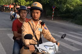 CSGT Hà Nội hết lòng giúp đỡ thí sinh gặp khó khăn