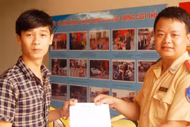 Nam sinh vui mừng được CSGT tìm thấy xe mất trộm