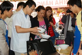 Nhiều nhà hàng ở phủ Tây Hồ rửa bát chưa sạch