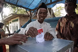 Bầu cử Tổng thống Indonesia: Cả hai ứng viên tuyên bố thắng cử