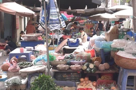 Sân chơi thành nơi họp chợ