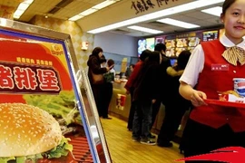 Dính bê bối thịt bẩn, chuỗi cửa hàng McDonald, KFC chao đảo