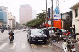 Điểm rửa xe lấn đường ngay cạnh Đội Thanh tra giao thông