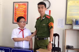 Biểu dương tính trung thực của cậu học trò lớp 4