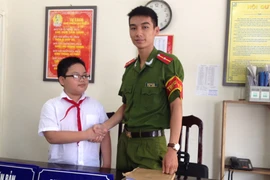 Biểu dương tính trung thực của cậu học trò lớp 4