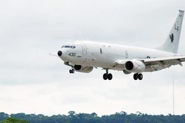 Tiêm kích Trung Quốc cản đường máy bay Mỹ