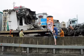 Húc văng dải phân cách, xe đầu kéo bẹp rúm