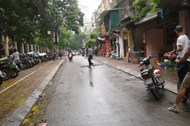 Kiên quyết xóa bỏ tình trạng lấn chiếm vỉa hè, lòng đường