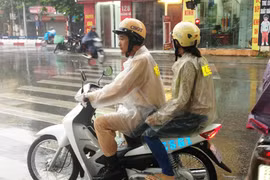 Giữa mưa lớn, thí sinh lạc đường được CSGT đưa tới tận điểm thi