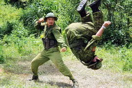 “Viết huyền thoại” chắp vá, ngô nghê