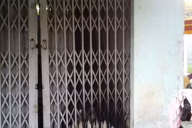 Khoá trái cửa nhà - Để sát người yêu