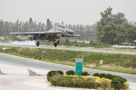 Chiến đấu cơ Trung Quốc hạ cánh trên đường cao tốc